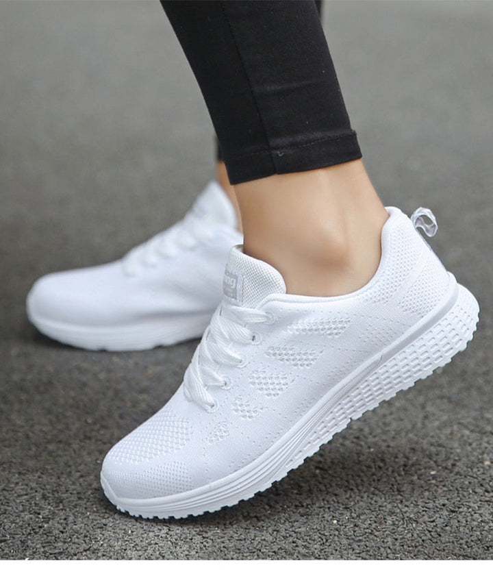Komfortable letvægts sneakers til kvinder; ideelle for en sporty chic og aktiv livsstil.