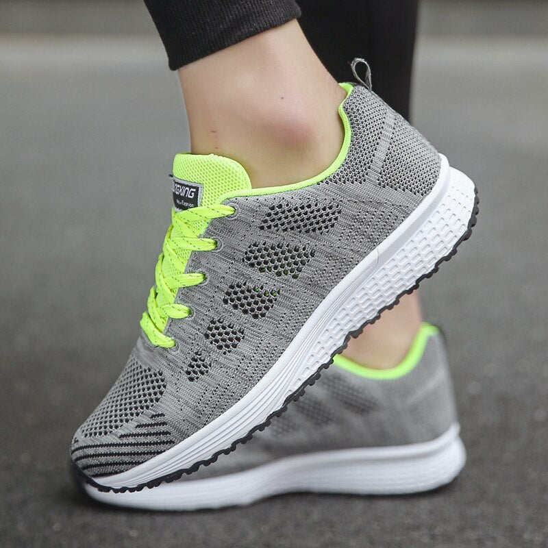 Kvalitets letvægts sneakers til kvinder med holdbart design. Stilfulde og komfortable mode sneakers.