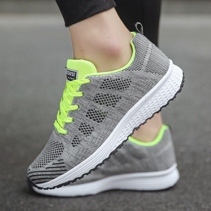 Kvalitets letvægts sneakers til kvinder med holdbart design. Stilfulde og komfortable mode sneakers.