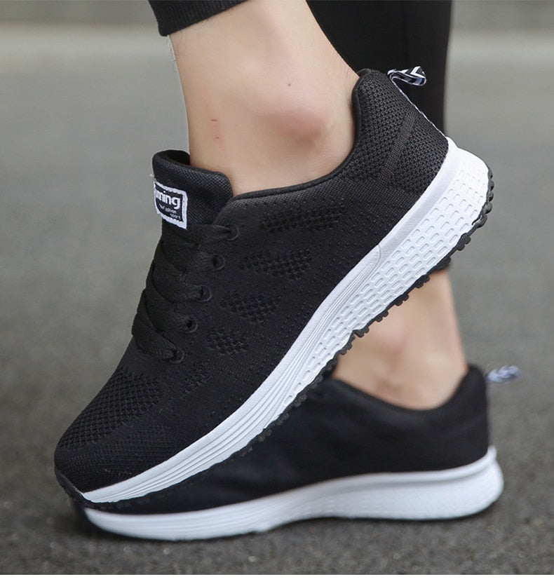 Stilfulde og åndbare letvægts sneakers til kvinder, komfortable hverdagssko hele året.