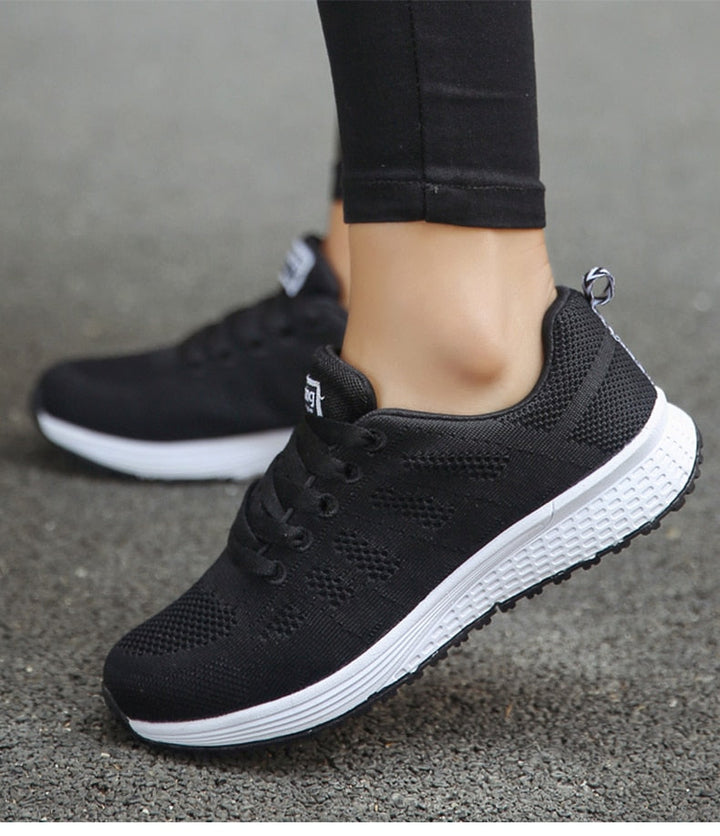 Komplet billede af letvægts sneakers til kvinder; designet for stil, komfort og hverdagsbrug.