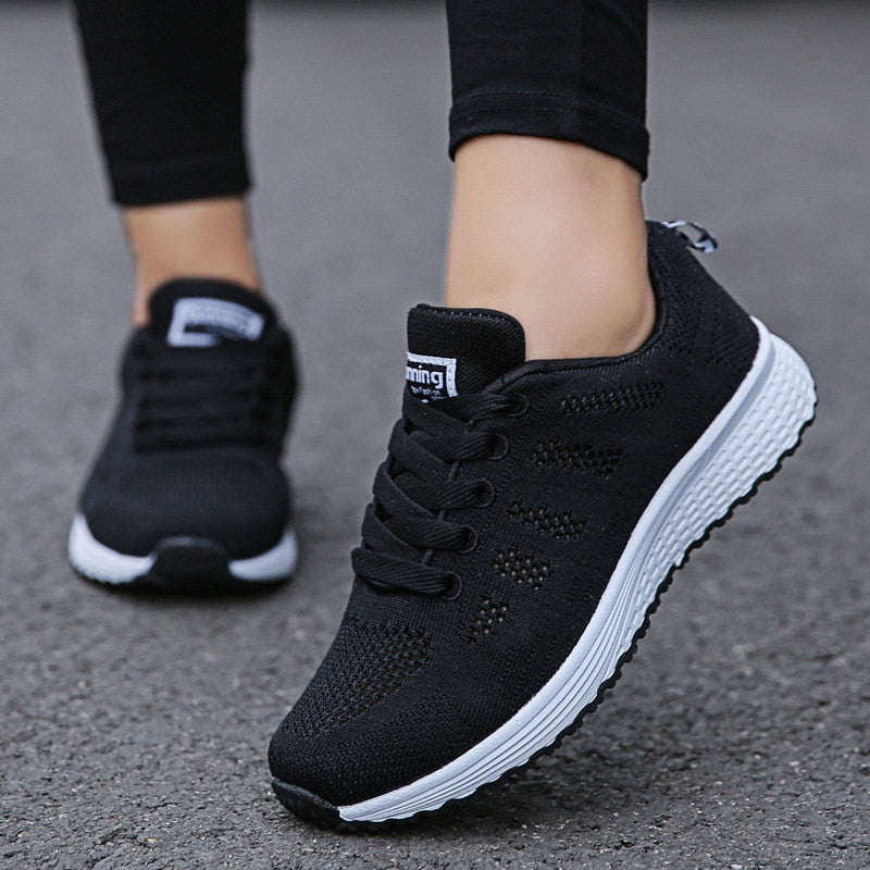 Komfortable letvægts sneakers til kvinder; perfekte hverdagssko. Åndbare damesko for fritid.