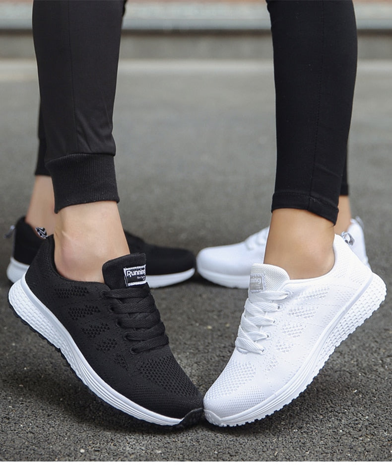 Frontbillede af moderne damesneakers; åndbare og lette. Perfekte hverdagssko for kvinder.