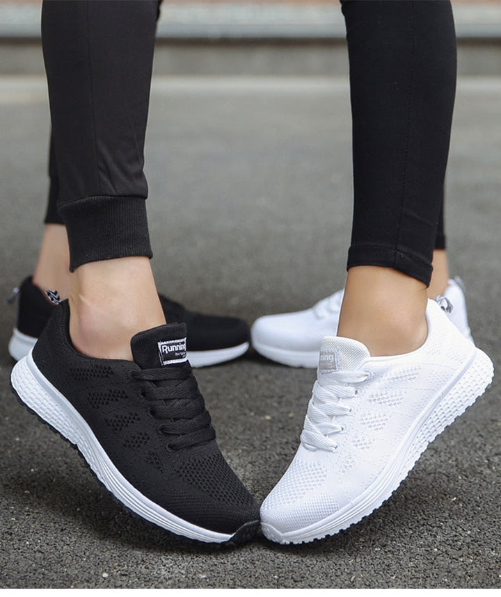 Frontbillede af moderne damesneakers; åndbare og lette. Perfekte hverdagssko for kvinder.