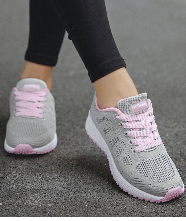 Bagside af komfortable kvindesneakers i sporty chic design. Letvægts og stilfulde mode sneakers.