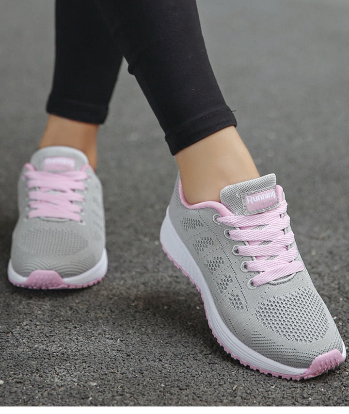 Bagside af komfortable kvindesneakers i sporty chic design. Letvægts og stilfulde mode sneakers.