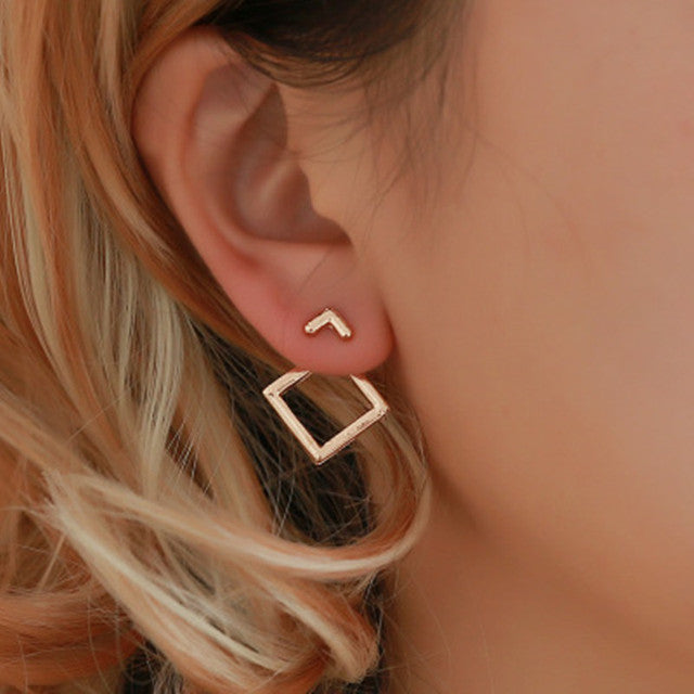Kvinders moderne geometriske guld øreringe med firkantet design. Stilrene og minimalistiske statement smykker.