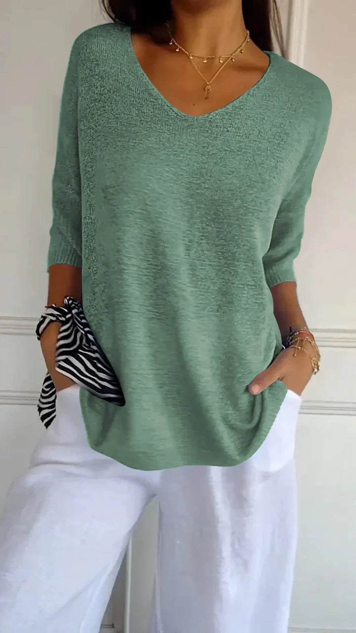 Kvinders monokrom strikket V-hals top, komfortabel og stilfuld bluse til alle anledninger.