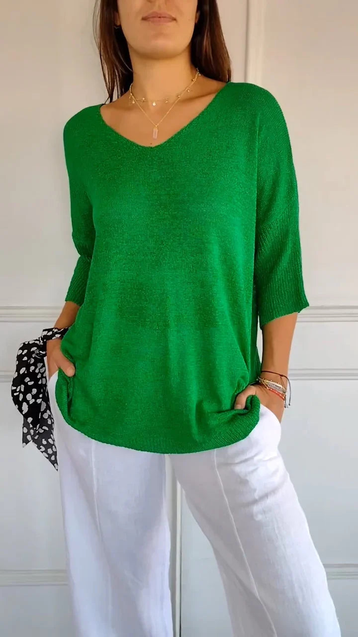 Stilfuld V-hals bluse i strik til kvinder, monokromt design for et sofistikeret arbejdslook.