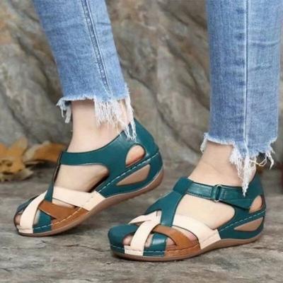 Kvinders multifarvede sandaler vist på en model, der fremhæver komfort og stil.