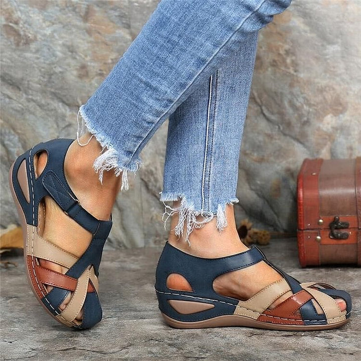 Kvinders multifarvede sandaler med krydsrem, alsidige til forskellige outfits.