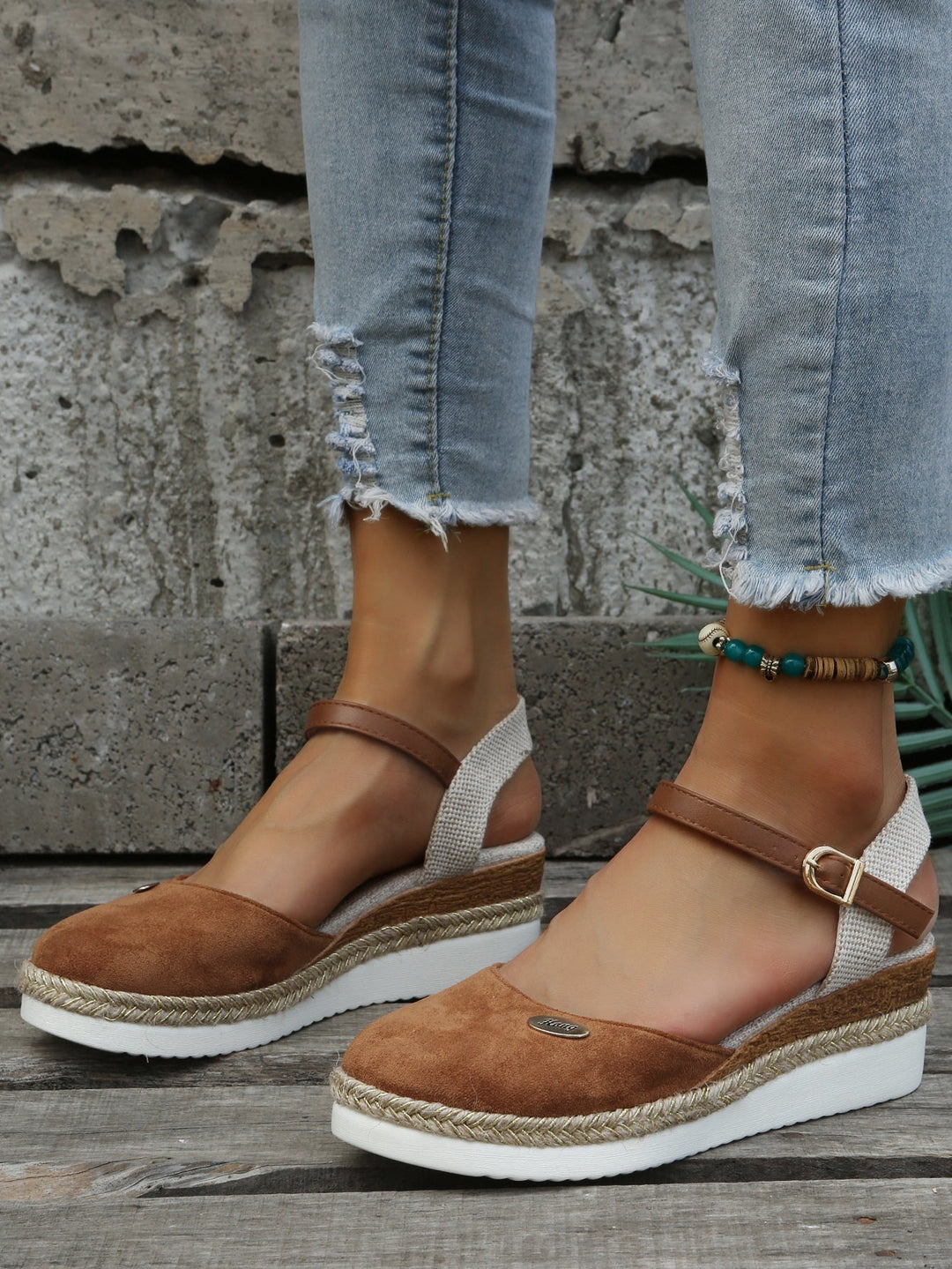 Kvinders ortopædiske espadriller i beige, med komfortabel sål og stilfuldt vævet design til sommer.