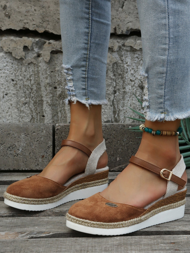 Kvinders ortopædiske espadriller i beige, med komfortabel sål og stilfuldt vævet design til sommer.