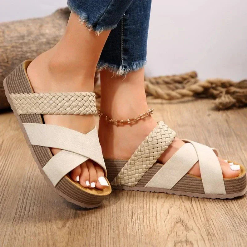 Stilfulde ortopædiske sandaler til kvinder med ergonomisk design. Komfort sandaler med åben tå for sommerbrug.