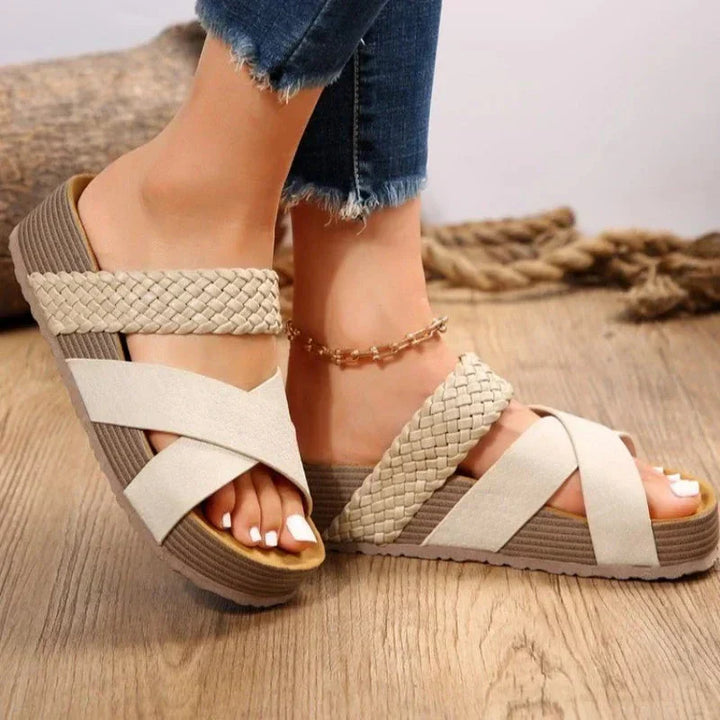 Stilfulde ortopædiske sandaler til kvinder med ergonomisk design. Komfort sandaler med åben tå for sommerbrug.