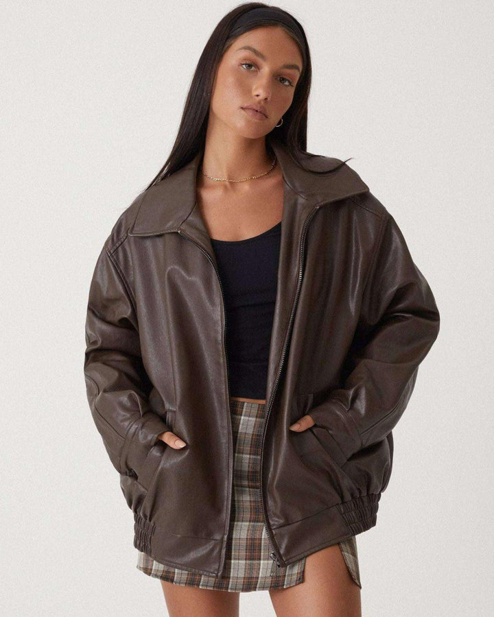 Brun kvinders oversize jakke i elegant, afslappet stil. Komfortabel yderbeklædning af høj kvalitet.