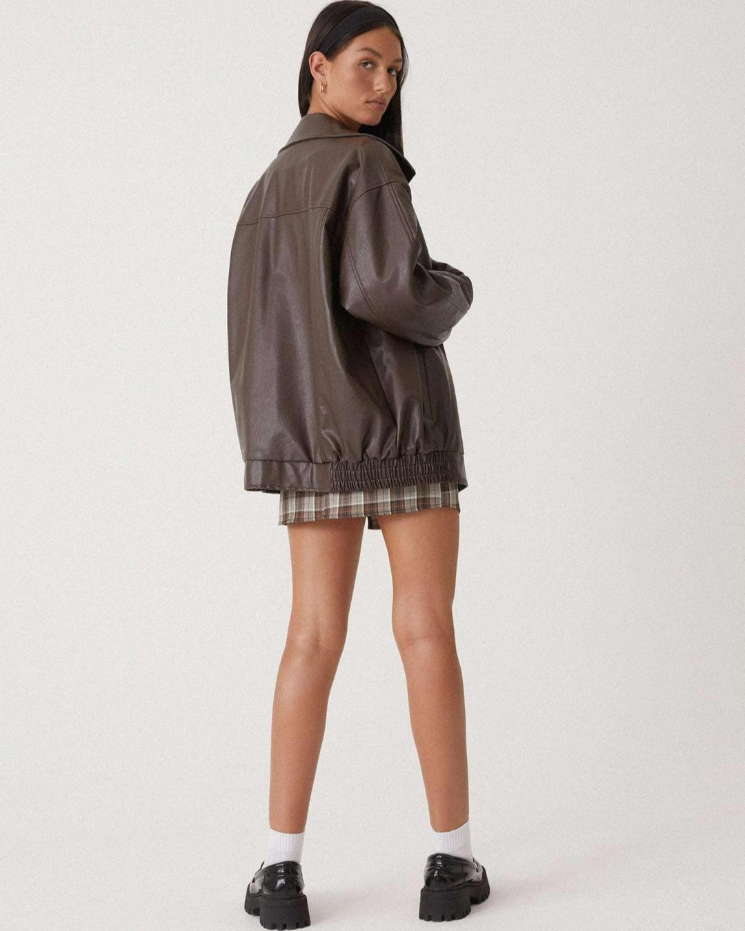 Alsidig kvinders oversize jakke, perfekt til elegant eller afslappet hverdagslook. Kvalitet.