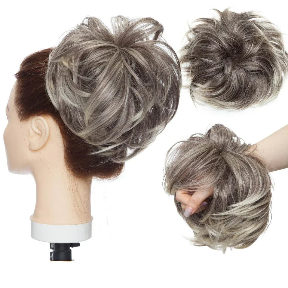 Fyldig scrunchie hårknude af syntetisk hår skaber en imponerende voluminøs frisure.