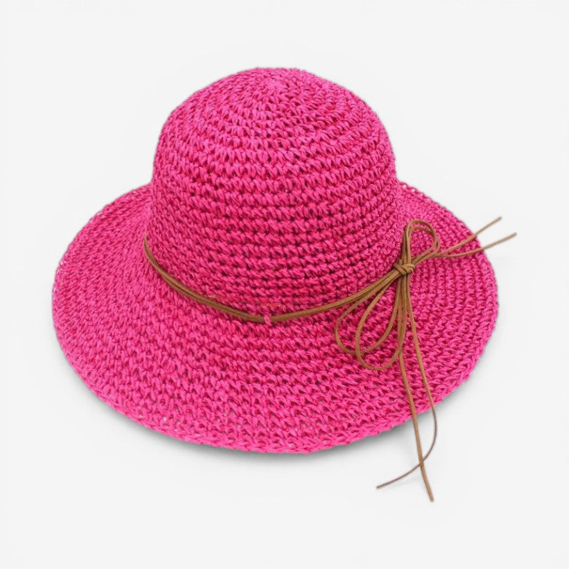 Elegant kvinders strandhat med bred skygge og UV-beskyttelse, nem at folde sammen til ferien.