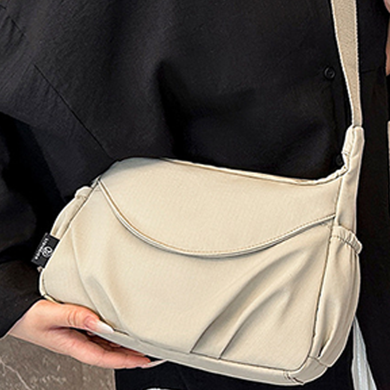 Praktisk kvinde crossbody skuldertaske, perfekt organiseret til daglig brug.