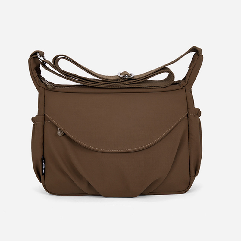 Moderigtig crossbody skuldertaske med et rent og sofistikeret look.