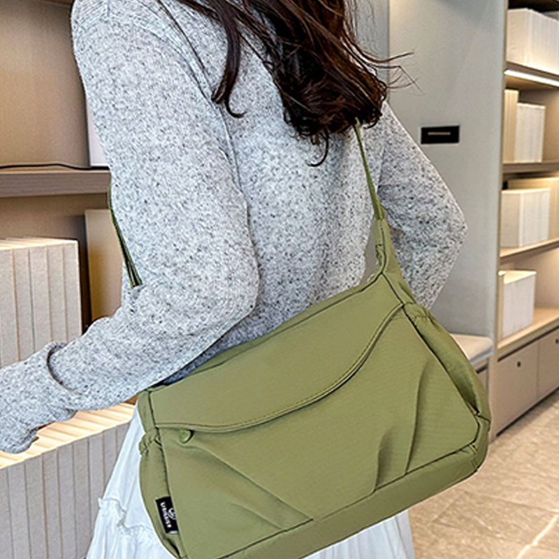 Vandtæt crossbody dametaske med justerbar rem, ideel som rejsetaske.