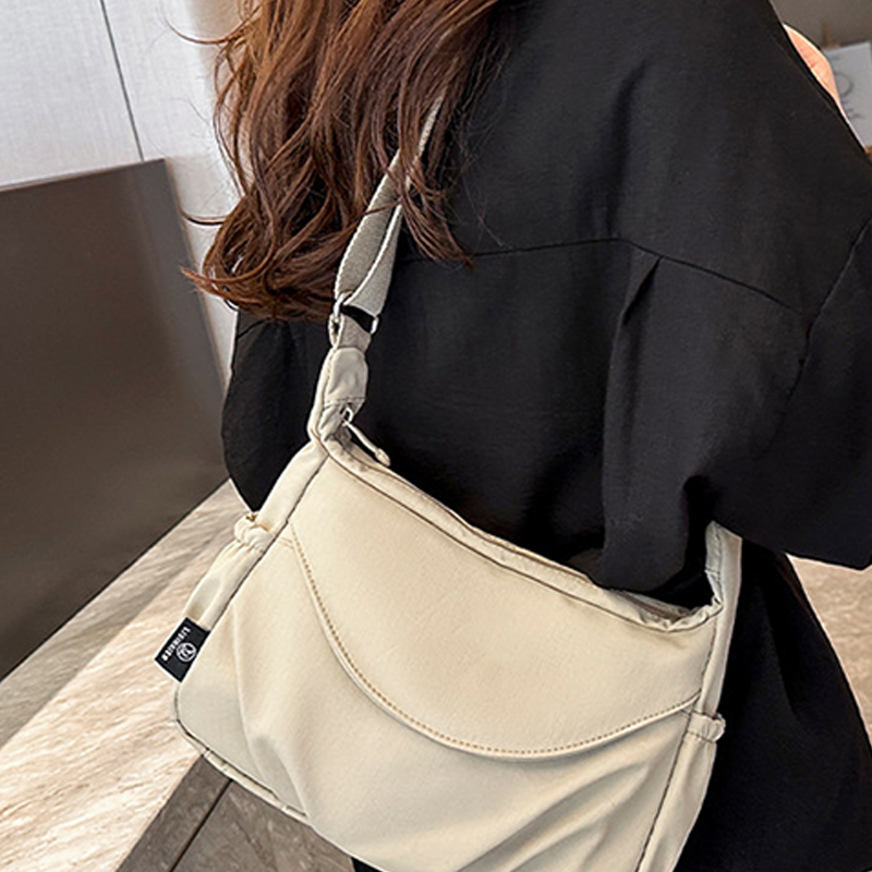 Elegant sort crossbody taske til kvinder, rummelig og med mange rum.