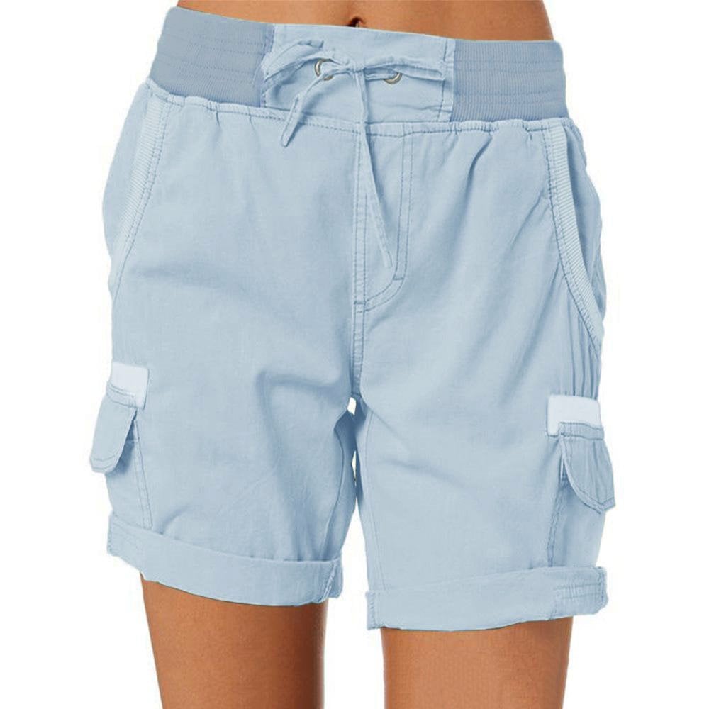 Model bærer kvindeshorts med høj talje. Komfortabelt og stilfuldt sommerlook til damer. Perfekt til fritid.