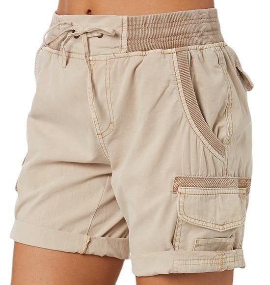 Kvinders højtaljede sommer shorts stylet med top. Stilfuldt dametøj til en afslappet og moderne sommer.