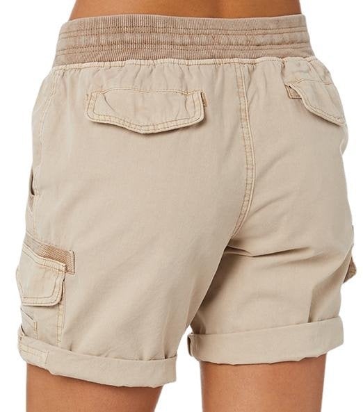 Foldede kvindeshorts med høj talje. Alsidige og komfortable fritidsshorts til sommerens damemode.