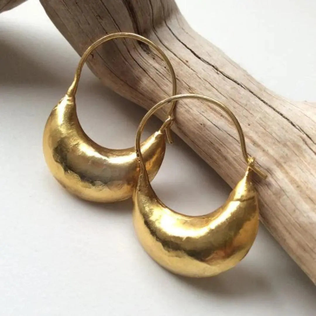 Kvinders store guld hoop øreringe med buet statement design. Elegante og moderne til fest.