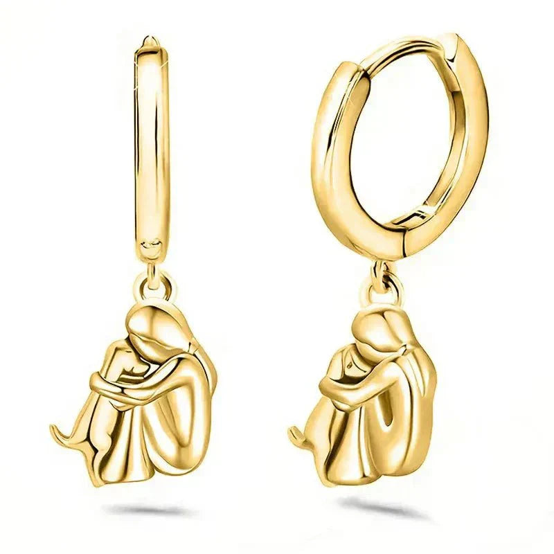 Kvinde bærer elegante hoop øreringe med englevinger, et symbolsk smykke for den moderne kvinde.