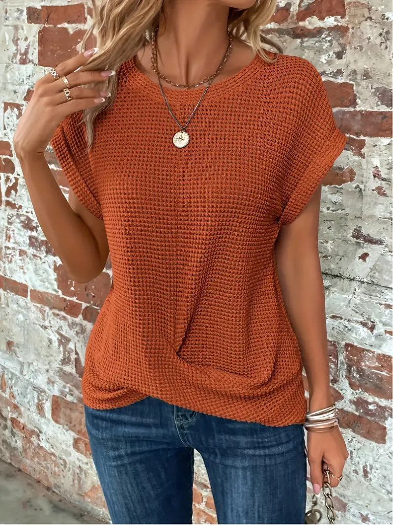 Kvinders vaffelstrikket T-shirt med front twist og rulleærmer. Casual sommertop til et afslappet look.