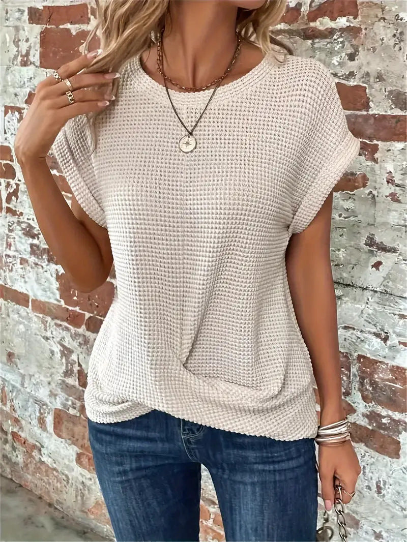 Stilfuld kvinders vaffelstrikket T-shirt med unik front twist og praktiske rulleærmer. Komfortabel pasform.