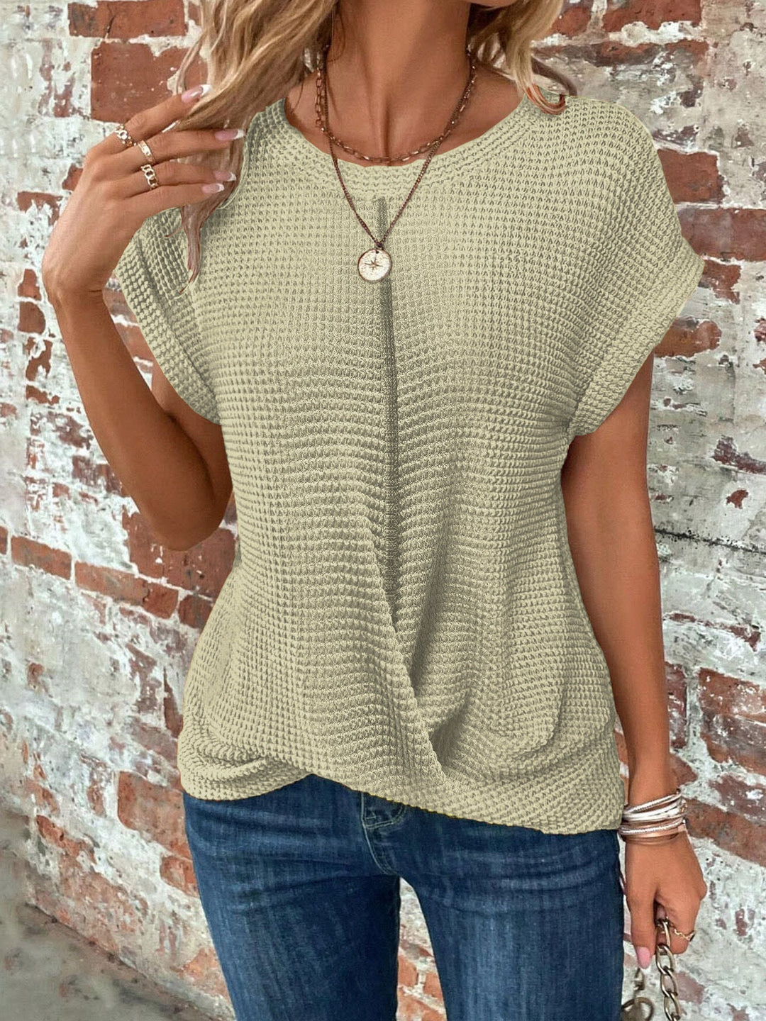 Elegant casual dametøj: Vaffelstrikket T-shirt med front twist og rulleærmer. Afslappet og moderne stil.