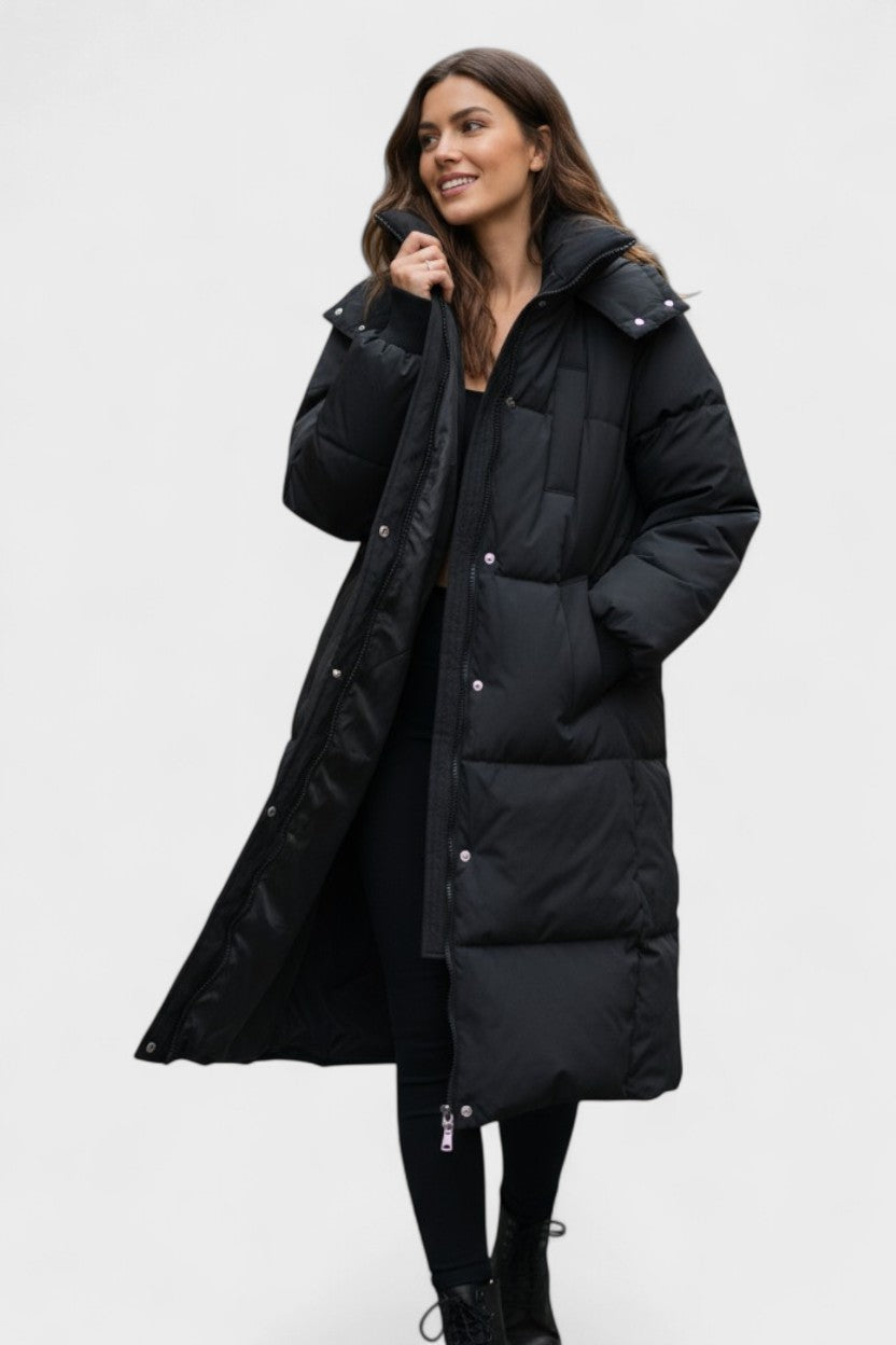 Kvinders varm pelsjakke med hætte til vinter. Elegant og komfortabelt overtøj i dansk mode.