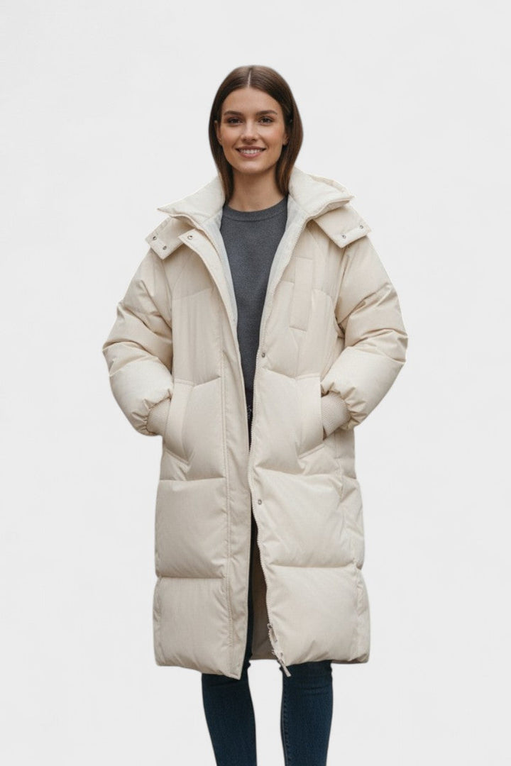 Alsidig kvinders hættejakke i varm pels, ideel som vinter overtøj. Elegant og hyggelig.