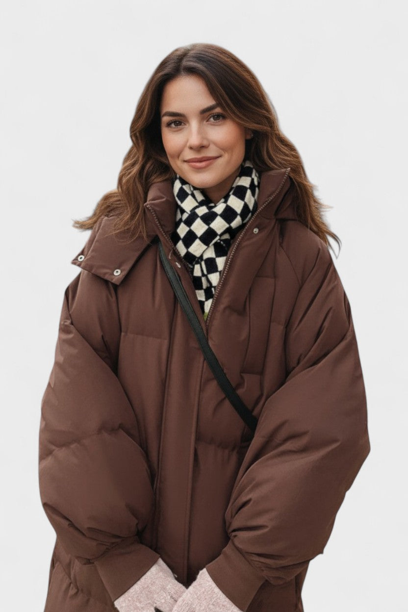Quiltet kvinders varm pelsjakke med hætte. Elegant og funktionel vinterjakke i dansk stil.