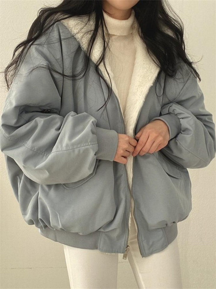 Kvinders vendbar teddy bomberjakke i oversized pasform. Stilfuld og komfortabel hverdagsjakke til urban mode.