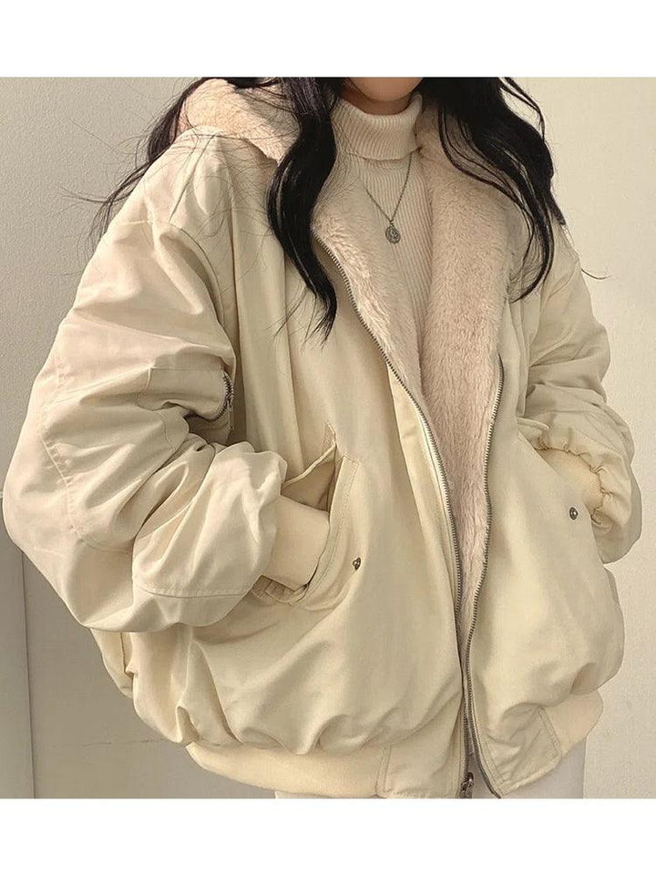 Kvinde iført teddy bomberjakke med blød tekstur. Oversized pasform giver en afslappet, moderne casual stil.