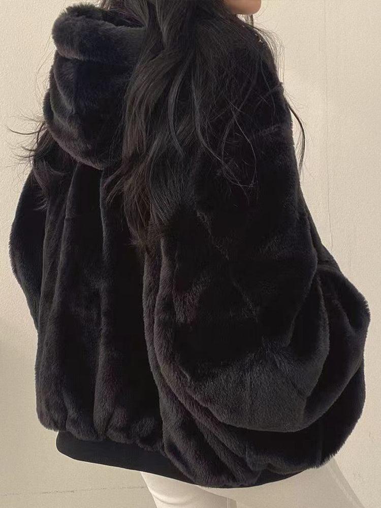 Komfortabel kvinders vendbar bomberjakke med teddy-side. Ideel hverdagsjakke i oversized pasform for afslappet stil.