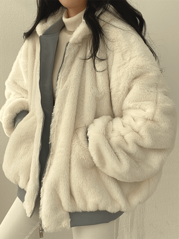 Nærbillede af kvinders vendbar teddy bomberjakke i trendy oversized pasform. Perfekt til urban og casual stil.