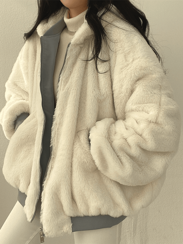 Nærbillede af kvinders vendbar teddy bomberjakke i trendy oversized pasform. Perfekt til urban og casual stil.