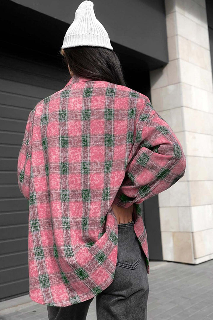 "Kvinders vintage ternet overdimensioneret bluse i blå, grøn og rød, klassisk og elegant design med komfortabel pasform."