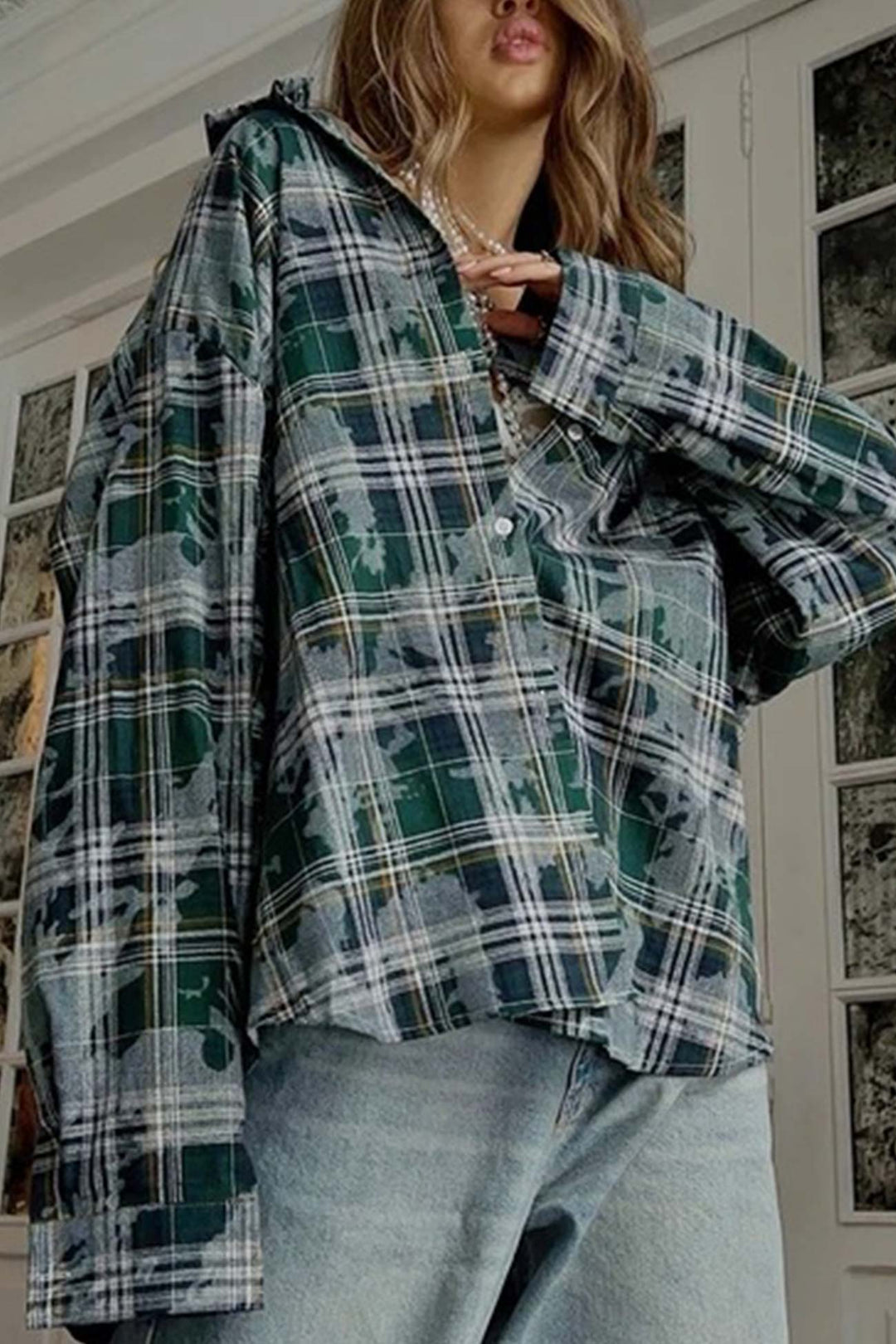 "Kvinders vintage ternet overdimensioneret bluse i blå, grøn og rød, klassisk og elegant design med komfortabel pasform."