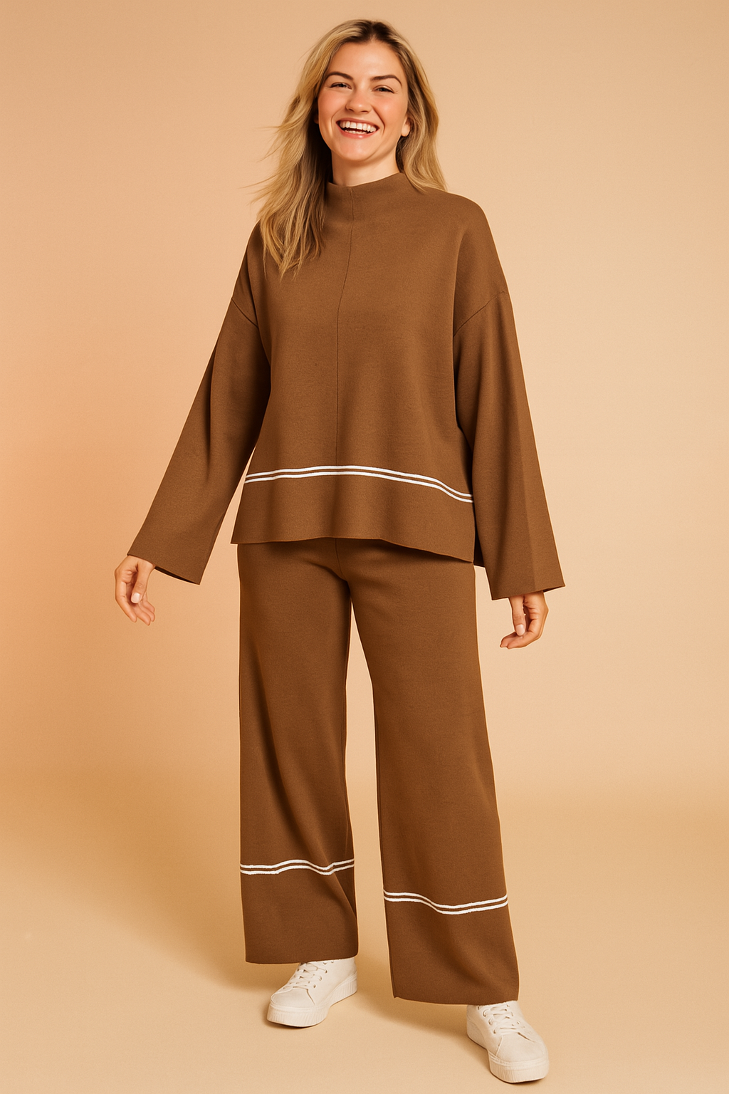Komfortabelt kvindesæt i kaki med kontrasterende kant. Todelt afslappet sæt, ideelt som loungewear.