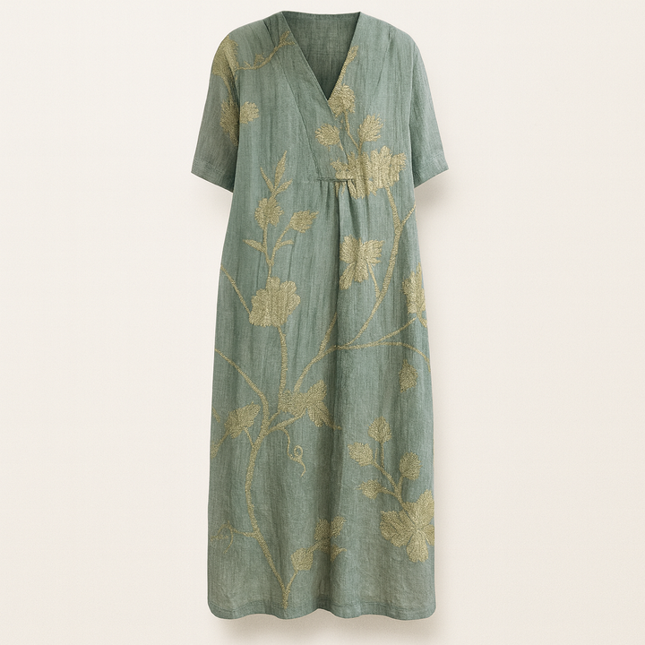 Model iført løs patchwork bomuldssommerkjole, der viser den afslappede og stilfulde boho-look.
