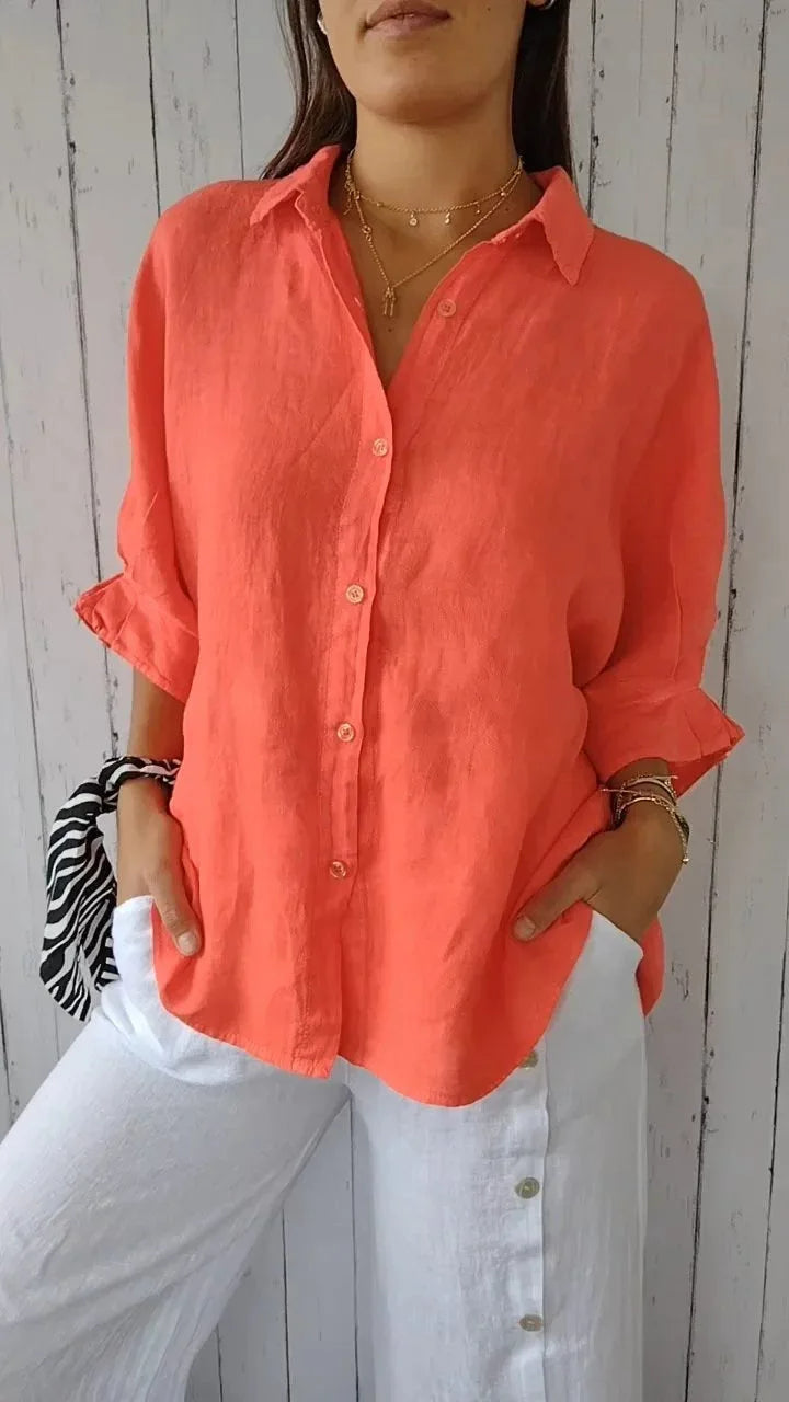 Komfortabel damebluse med løs pasform og oprullede ærmer, et must-have til sommer.