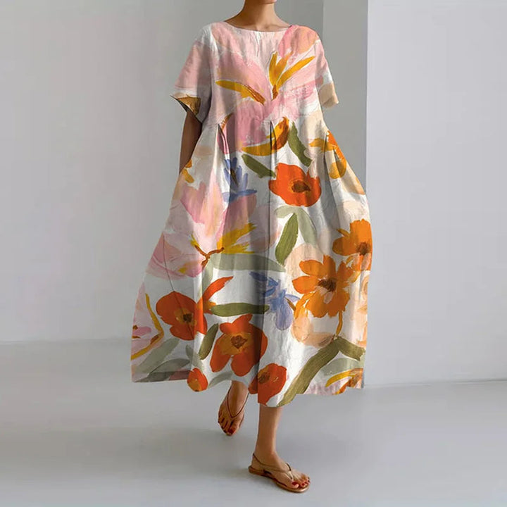 Stilfuld og komfortabel blomstret boho kjole til kvinder. En farverig løstsiddende sommer-/forårskjole.