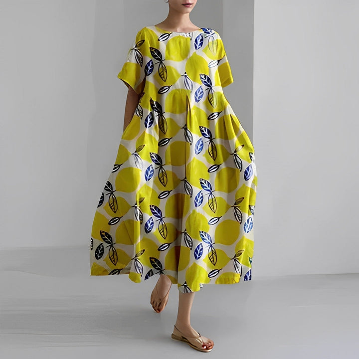 Behagelig løstsiddende sommerkjole i boheme stil til dame. Blomstret design med afslappet fit.